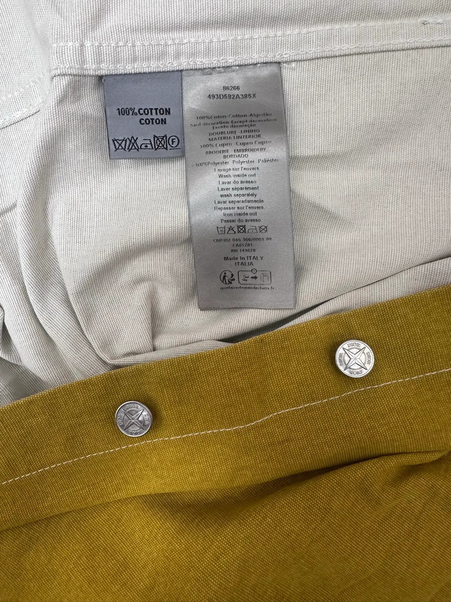 P440 Dior Stone Island joint embroidered denim shirt 24ss new model comes from the AND STONE ISLAND limited series, showing the logo of the joint series. Crafted from yellow cotton, it features the AND STONE ISLAND logo on the chest, highlighting Stone Island's classic star logo with the letter O in the logo. Wear it with or over for a sophisticated and trendy look. Same size for men and women: S/M/L/XL